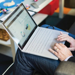 ノートパソコンを両手で開く