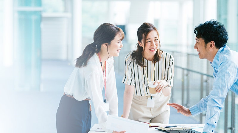 楽しそうに会話をする 3 人のビジネス パーソン