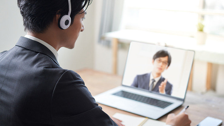 ノート PC でオンライン説明会に参加する学生