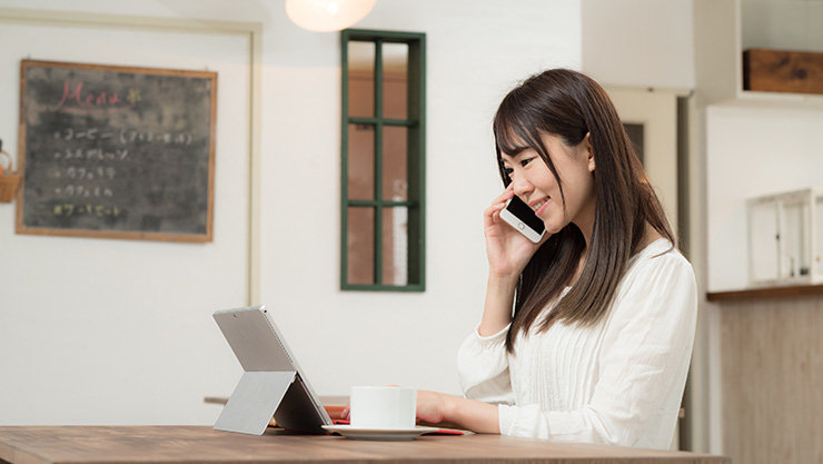 自宅のテーブルでリモートワーク