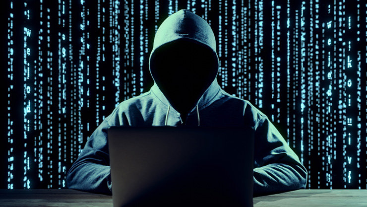 サイバー攻撃により不正アクセスを行うハッカー