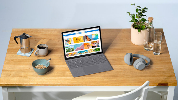 デスクに置かれた OneDrive の画面を表示したノート PC