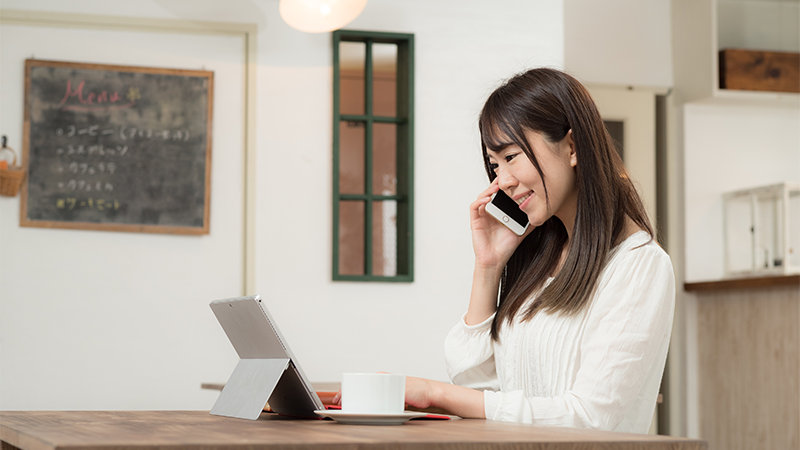 自宅のデスクでリモートで働く女性