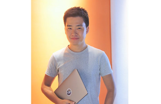 Microsoft Surfaceを手に持つゆきさん