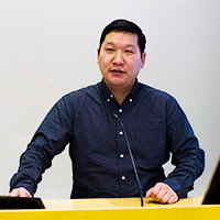 CHIMED は青いシャツを着てマイクに向かって話します