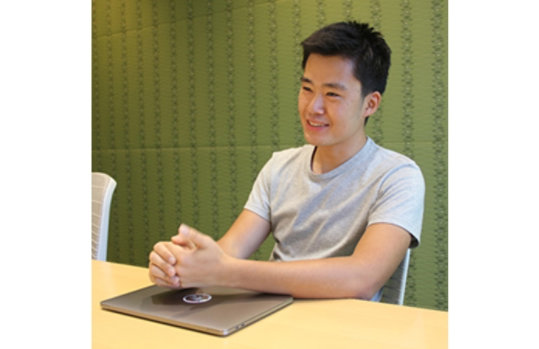 テーブルで手を組んで話を聞くユキ