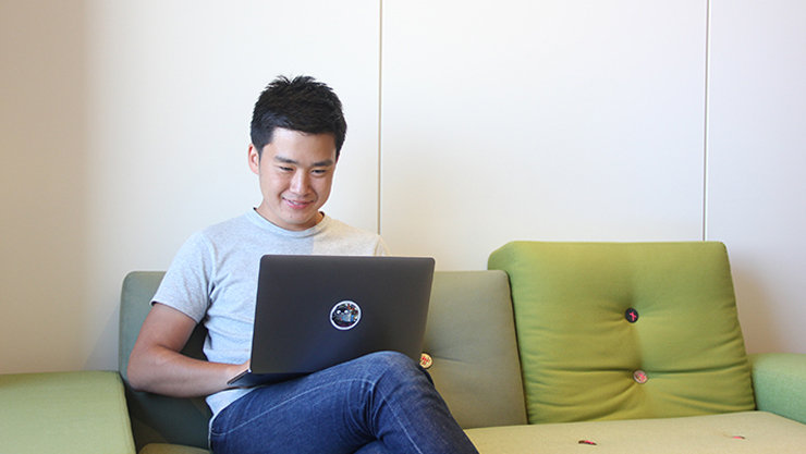 ソファで仕事をするゆきさん