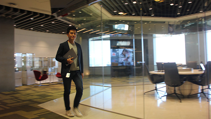 オフィスを歩くユキ