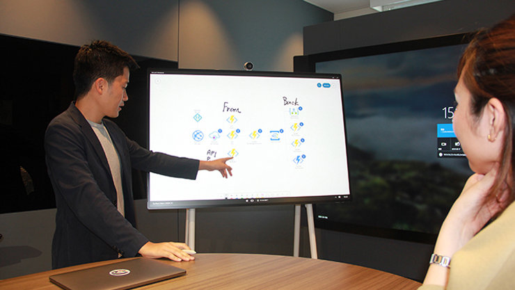 女性同僚と会議中のユキ