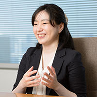 笑顔で話すYUKIKO