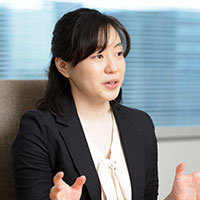 笑顔で話すYUKIKO