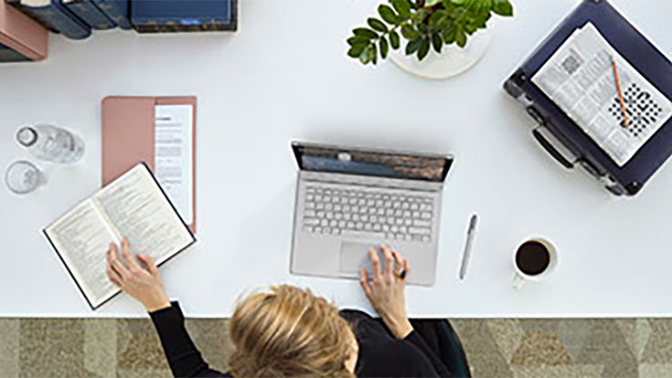 室内でPC作業する女性