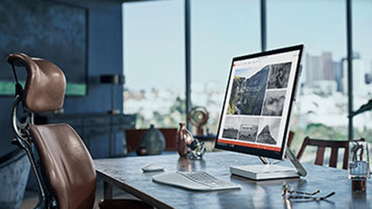 窓際のオフィス風景