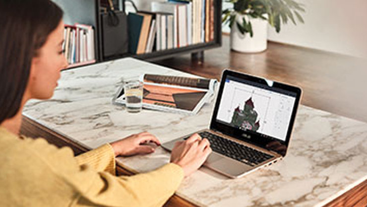 デスクでPC作業する女性