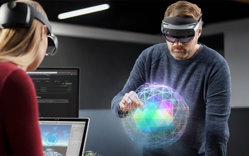 HoloLens を使用する 2 人