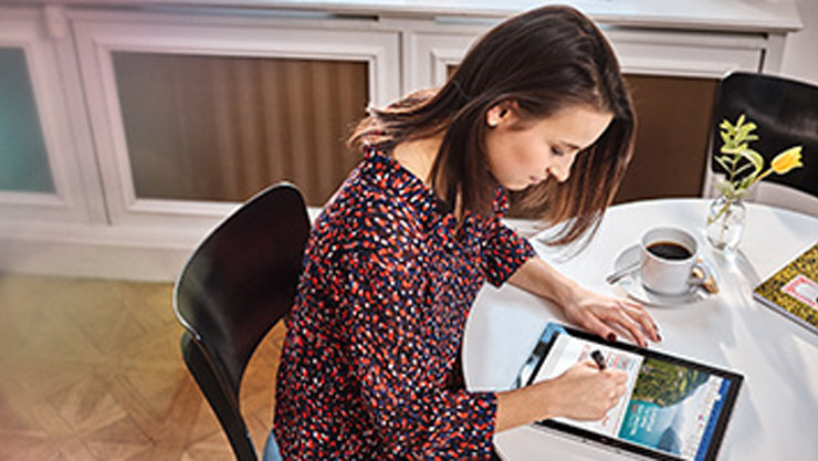 タブレットPCをペンで操作する女性