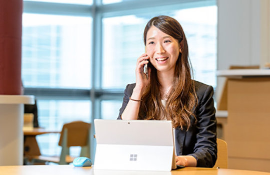 ラップトップで電話で話すレイカ