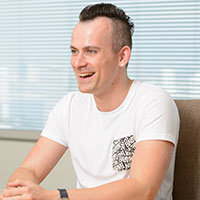 白いTシャツを着て笑顔のANDY