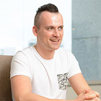 白いTシャツを着て笑顔のANDY