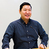 CHIMED は青いシャツを着てマイクに向かって話します