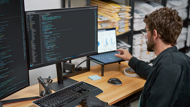 Azure を活用した分析や洞察を表示する画面を使用して、小売業の分野で集中的に作業する開発者。