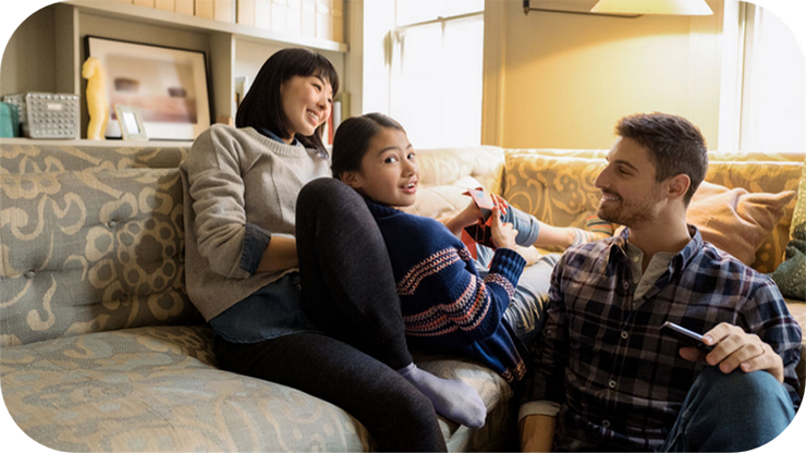 ソファに座る家族