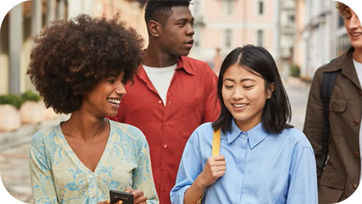 街を歩く楽しそうな4人組。