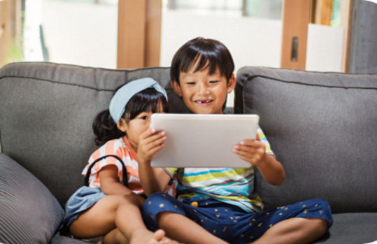 2人の子供がタブで遊んでいます