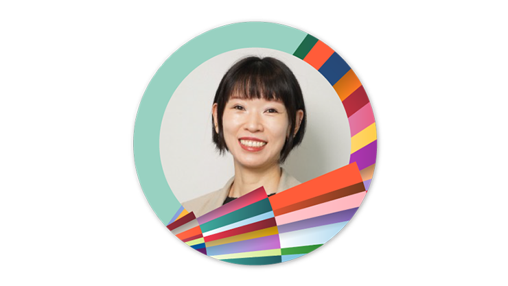 Yoko M.はカラフルな円形の枠に囲まれています。
