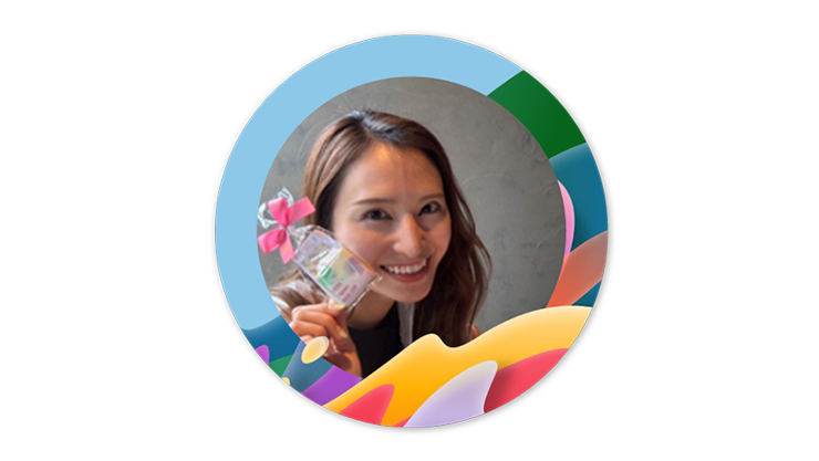 Risa K. はカラフルな円形のフレームに囲まれています。