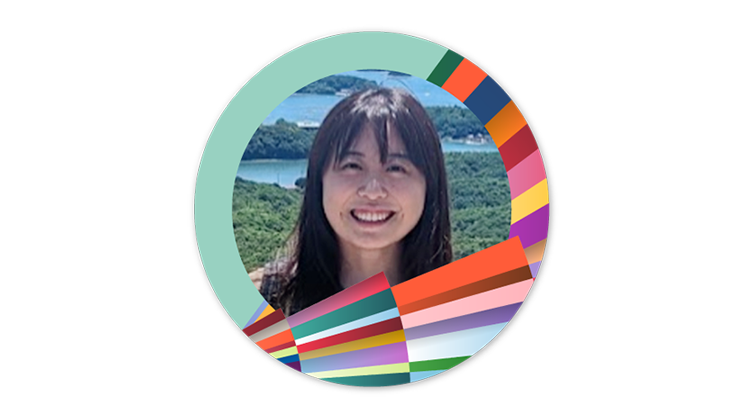 Suzune Y.はカラフルな円形の枠に囲まれています。