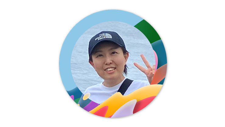 Tomoko K.はカラフルな円形の枠に囲まれています。