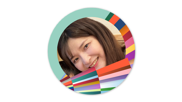 Narumi K.はカラフルな円形の枠に囲まれています。
