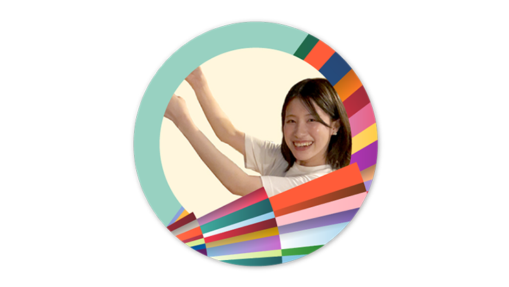 Eri A.はカラフルな円形の枠に囲まれています。
