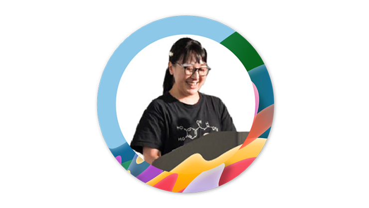 Miho K.はカラフルな円形の枠に囲まれています。