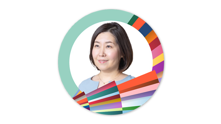 Miyuki M. はカラフルな円形のフレームに囲まれています。