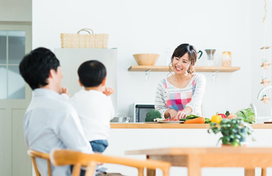 キッチンの主婦と家族