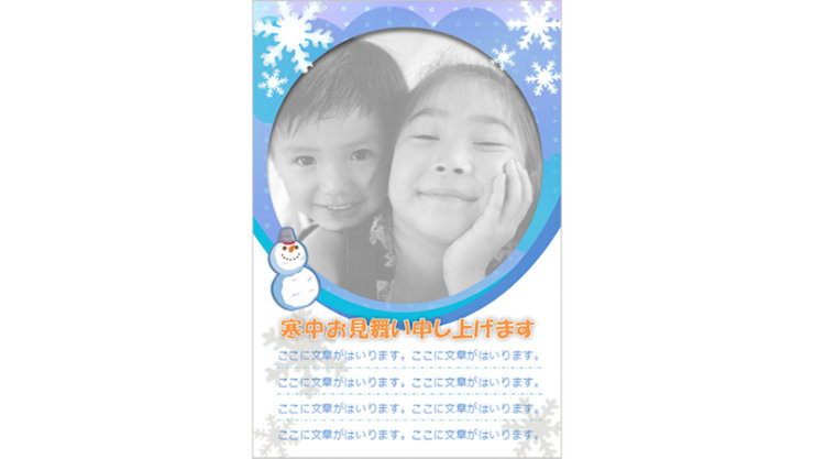 寒さの中を訪れるポストカード:2人の子供と雪だるまの白黒写真