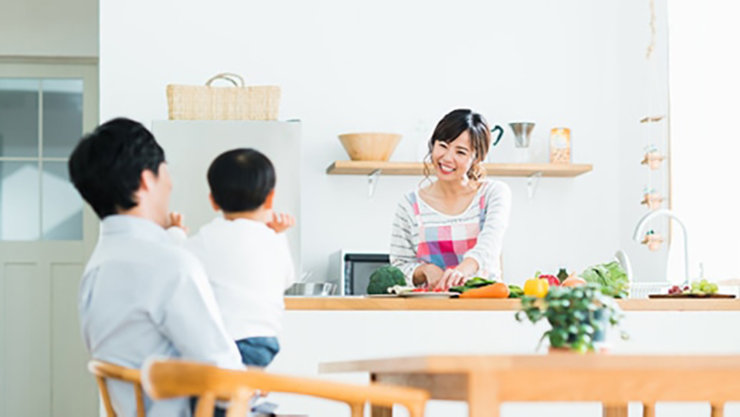 キッチンの主婦と家族