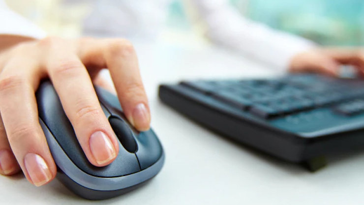 クラウドビジネスモデル：マウスとキーボードを操作しているイメージ