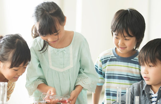 科学実験をする子どもたち