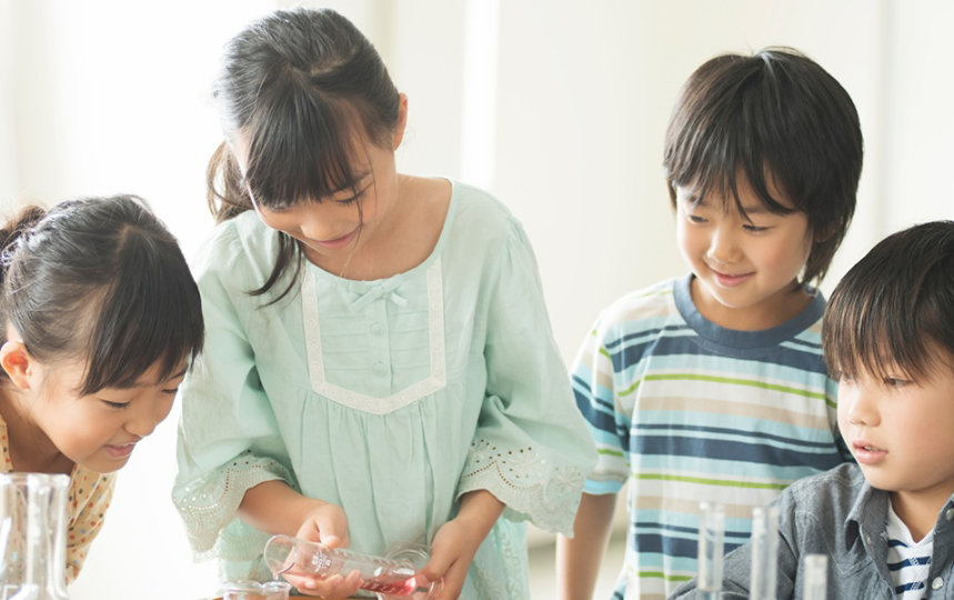 科学実験をする子どもたち