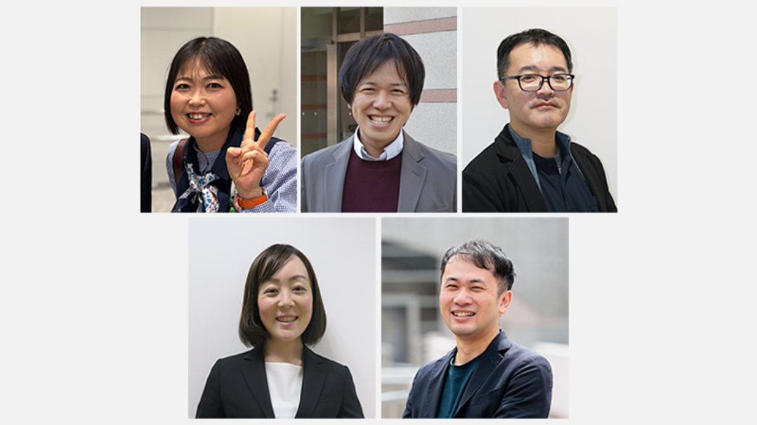 笑顔の5人の先生の顔。上段に3人、下段に2人が並ぶ。