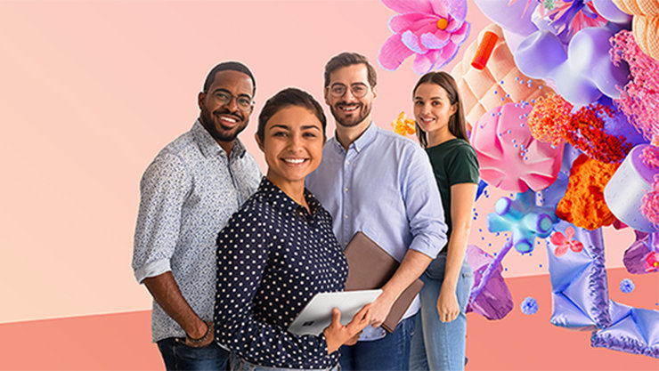 Vier Personen stehen vor einem pastellfarbenen Hintergrund mit abstrakten Formen und Blumenmustern – mit Tablet und Laptop.