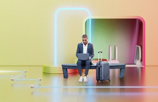 Eine Person sitzt mit einem Koffer auf einer Bank und bedient einen Laptop. Im Hintergrund sind dekorative Elemente. Der Hintergrund ist in Gelbtönen gehalten