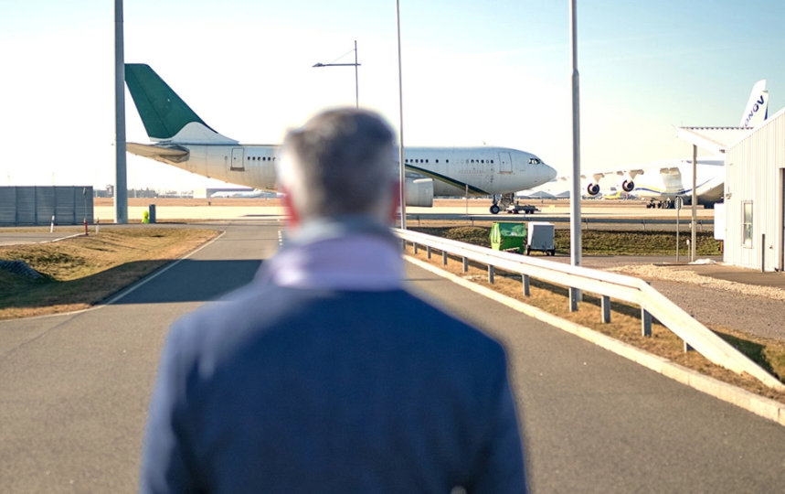 In the picture you can see the changemaker Patrick marous walking towards an airbus.