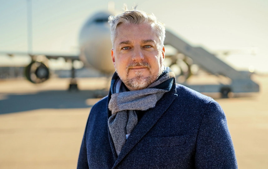 In the picture, the changemaker Patrick Marous is shown in front of an Airbus.