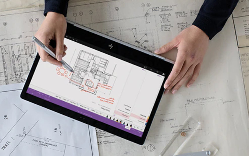 タブレットを操作し、プランニングしている人物