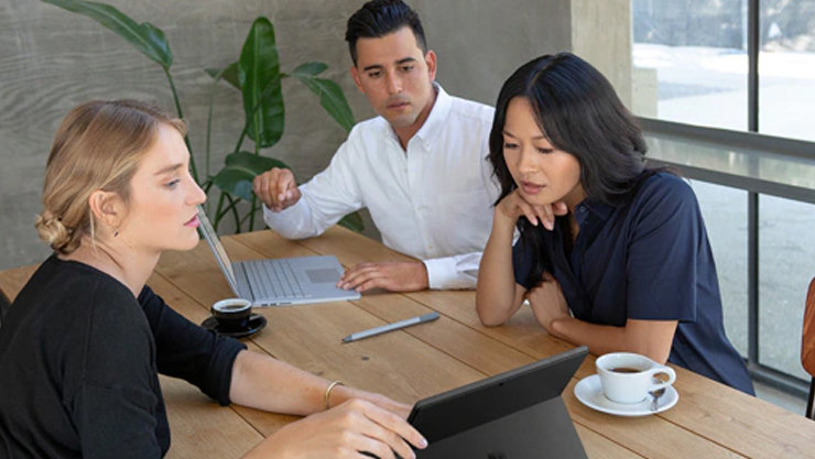 タブレットを見て、ディスカッションをしている三人