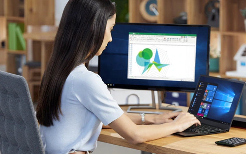 パソコンを操作している女性